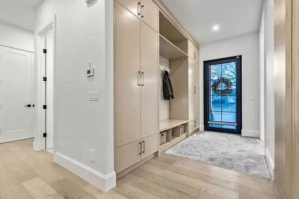 Calgary, AB T3E 5E3,56 Lissington DR SW