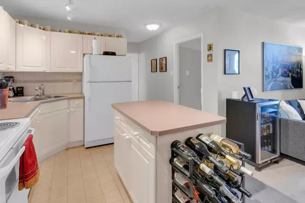 Calgary, AB T3C 0T3,1328 13 AVE SW #606