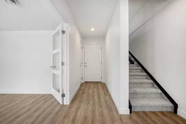 Calgary, AB T3H 6M8,8323 8 AVE SW