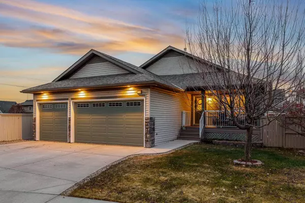 734 Woodside Bay NW, Airdrie, AB T4B 2W2