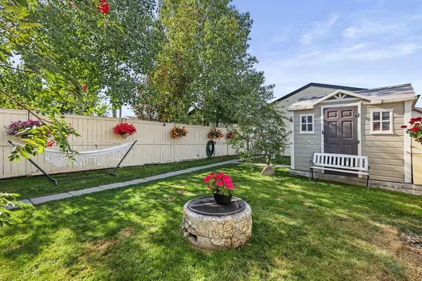 Calgary, AB T3M 1E4,294 Cramond CIR SE