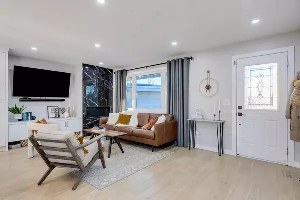 Calgary, AB T3A 0N1,4528 Vegas RD NW