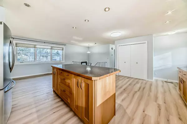 Calgary, AB T1Y 3X2,159 Pinecliff WAY NE