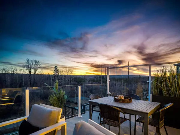 Calgary, AB T3H 6A2,232 Discovery DR SW