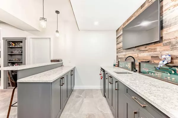 Okotoks, AB T1S5V1,7 wolf CRES N