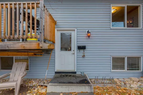 Calgary, AB T3B 2M4,4528 73 ST NW #D