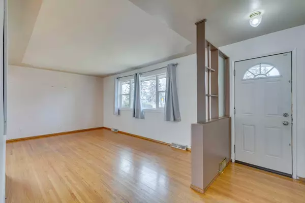 Calgary, AB T3E 3T9,3328 45 ST SW