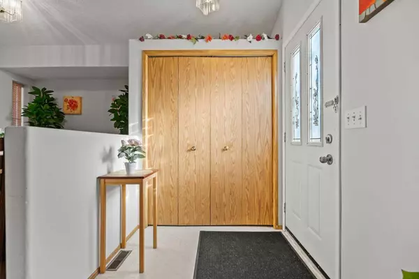 Calgary, AB T1Y 6W2,6938 Laguna WAY NE