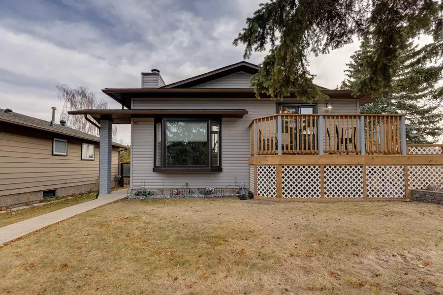 55 Bermuda PL NW, Calgary, AB T3K 1H4