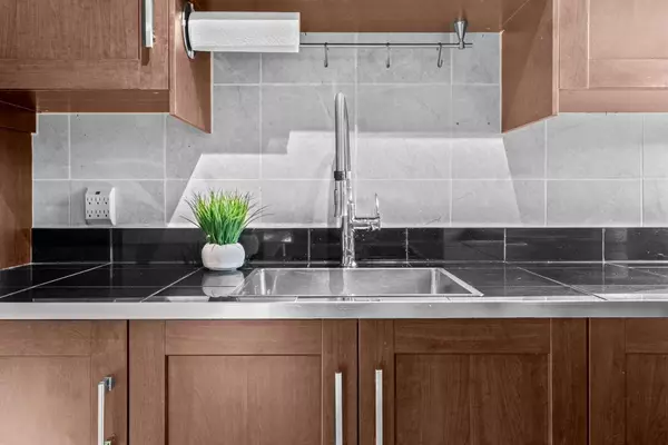 Calgary, AB T2E 2Y3,3726 Centre ST NE #8