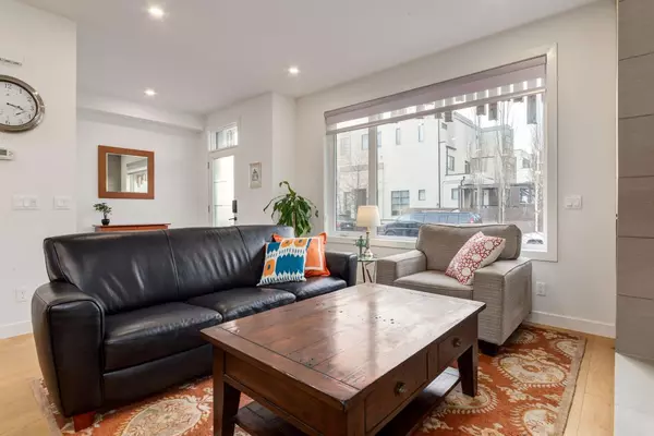 Calgary, AB T2T 2W1,5016 17 ST SW