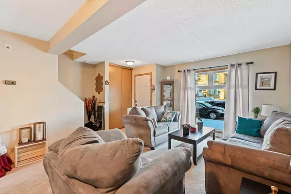 Calgary, AB T3J 1Y6,115 Castlegreen Close NE