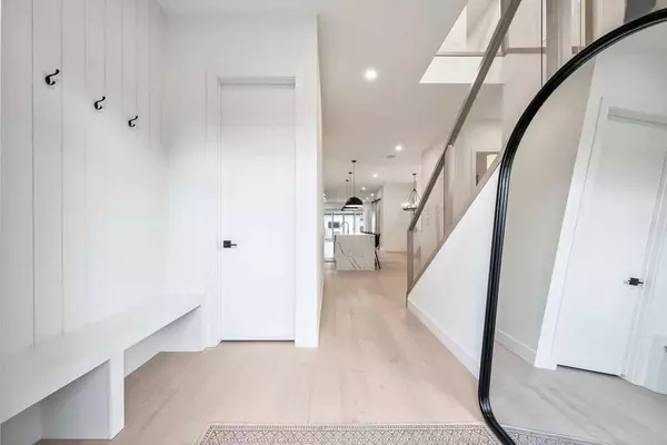 Calgary, AB T2T 2W3,2024 50 AVE SW