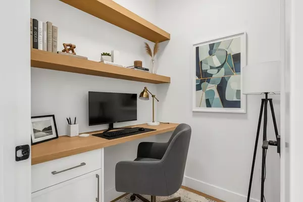 Calgary, AB T2M 2A9,642 25 AVE NW