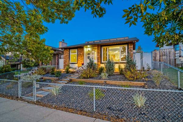 128 Bermuda DR NW, Calgary, AB T3K 1H8