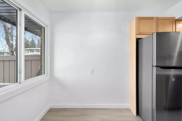 Calgary, AB T2K 5S4,1055 72 AVE NW #10