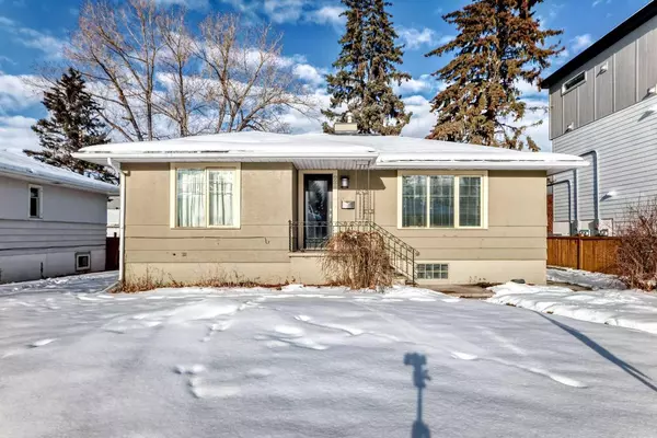 2204 25 AVE NW, Calgary, AB T2M 2C1