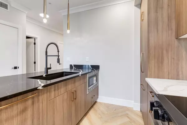 Calgary, AB T3B 6A8,4270 Norford AVE NW #2414