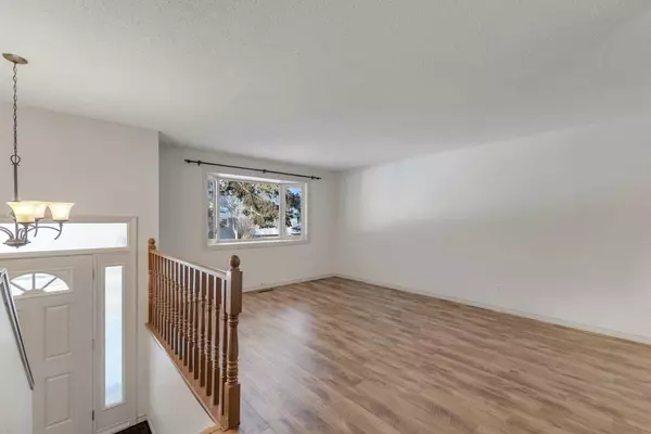 Calgary, AB T2B 2A2,3335 Doverview RD SE