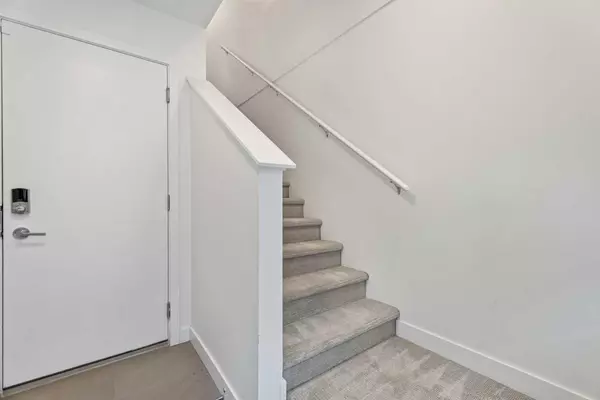 Calgary, AB T2X4P2,857 BELMONT DR SW #528