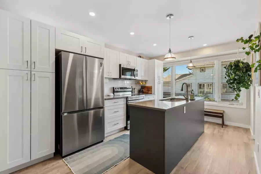 109 Coachway LN SW, Calgary, AB T3H 2V9