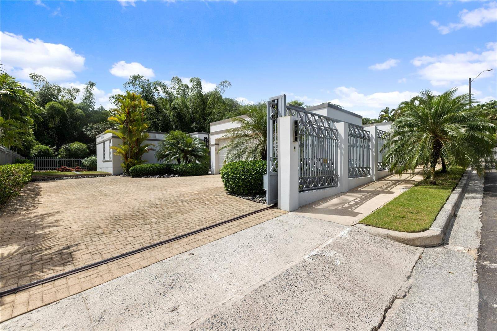 Guaynabo, PR 00970,4 St VILLA MERCEDES II #F11