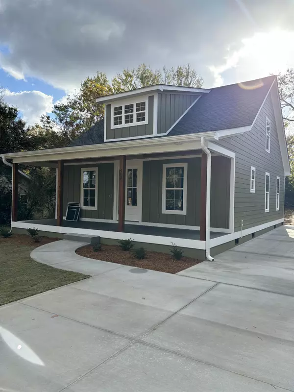 402 S Lee AVE, Landrum, SC 29356-2016