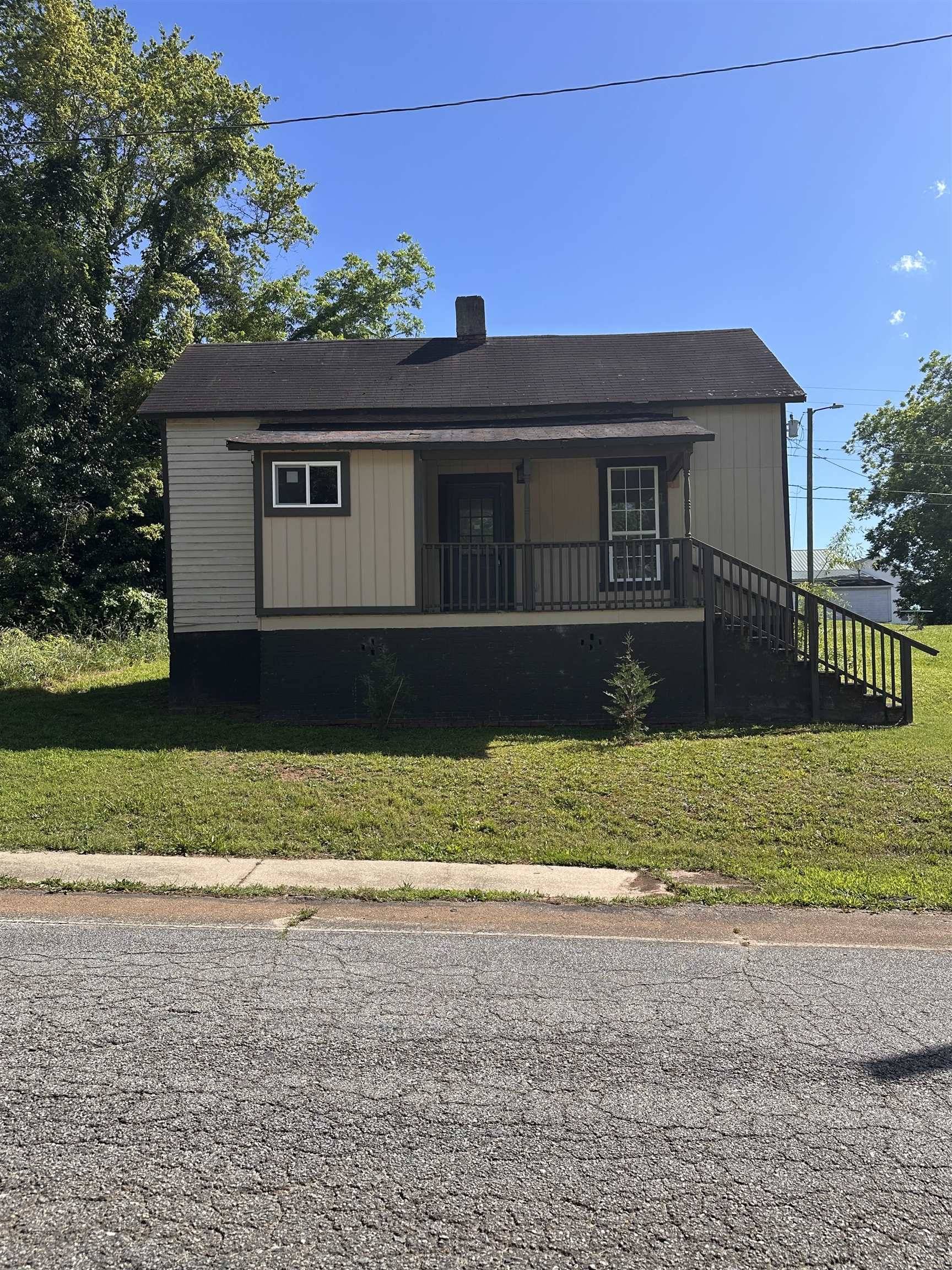 414 Poole St, Woodruff, SC 29388