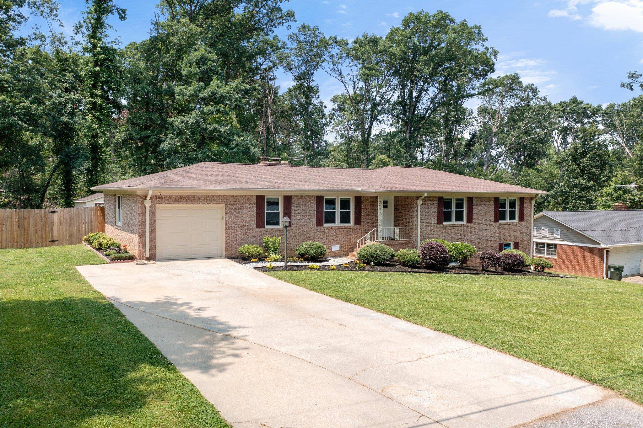 8 Ravensworth RD,  Taylors,  SC 29687