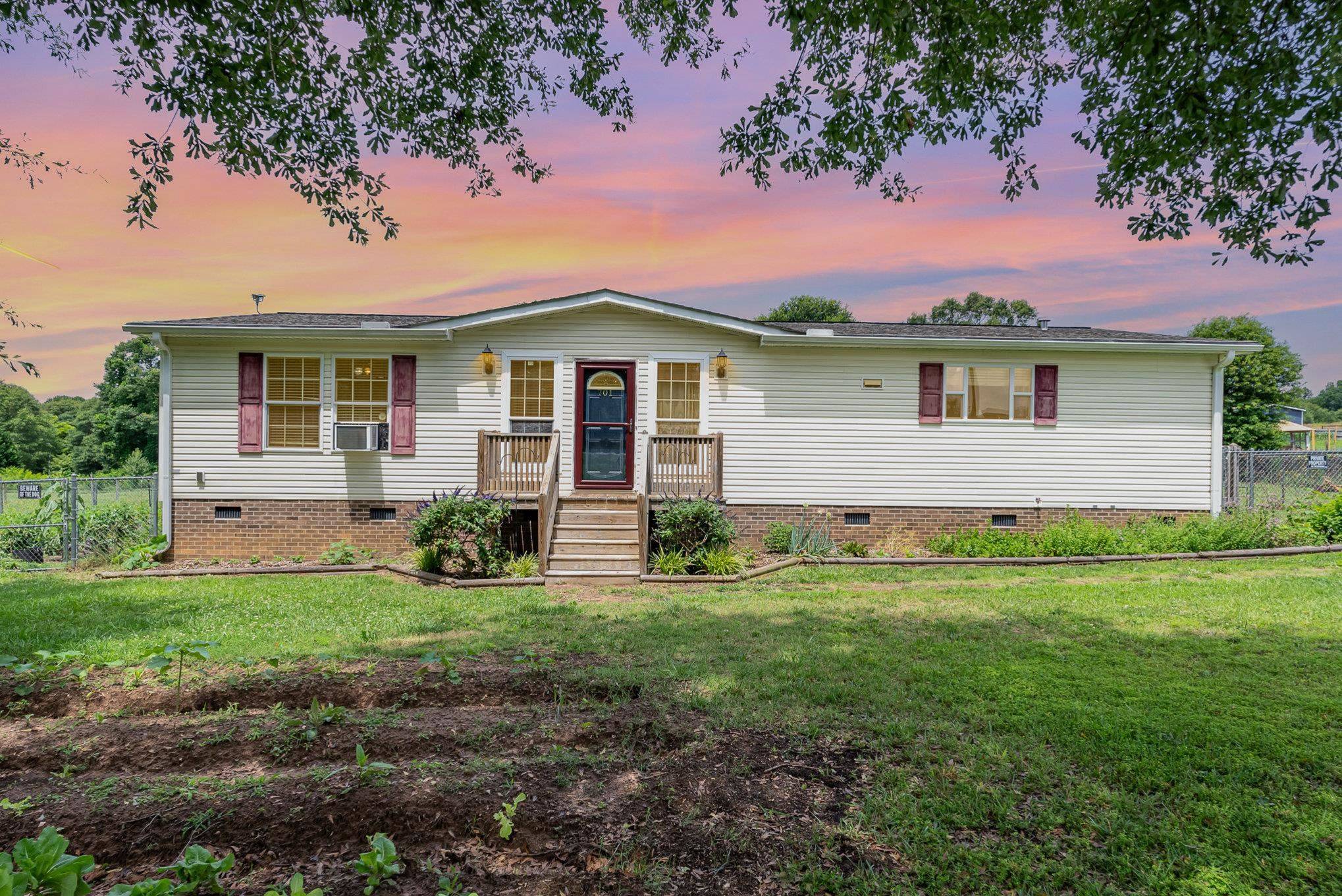 701 Bumblebee LN, Wellford, SC 29385
