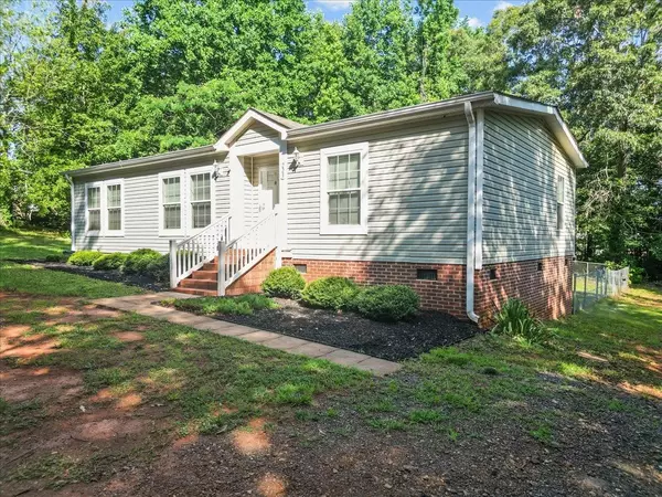 Wellford, SC 29385,223 Red Oak DR