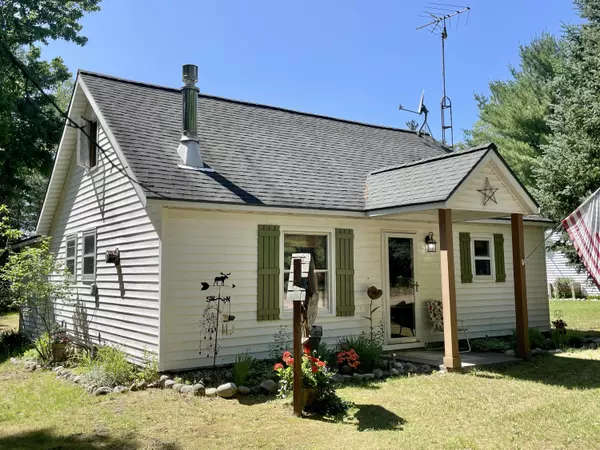 6879 Beach RD Road, Johannesburg, MI 49751