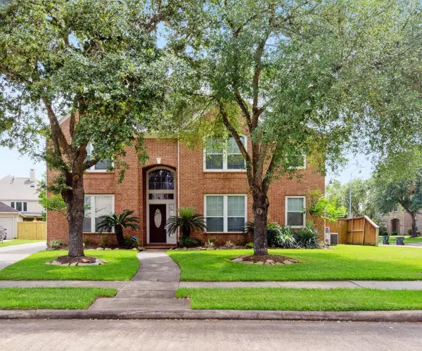 5002 Hearth Hollow LN, Sugar Land, TX 77479