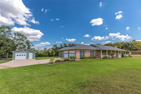 2833 Centerhill CIR, Bellville, TX 77418