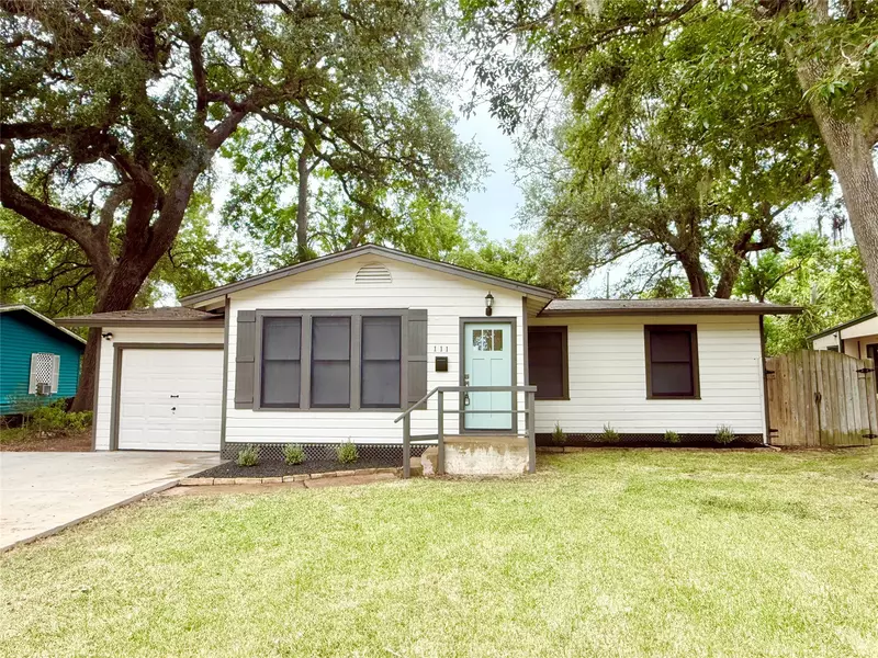 111 Jasmine ST, Lake Jackson, TX 77566