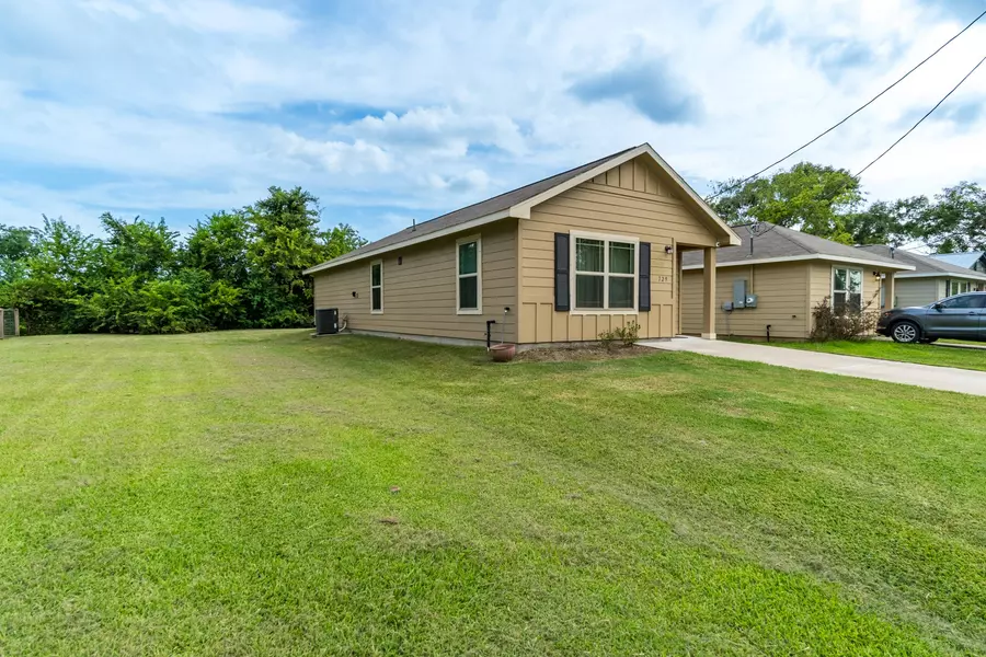 729 W Ash ST, Angleton, TX 77515