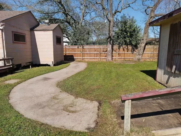Groves, TX 77619,6136 25th ST
