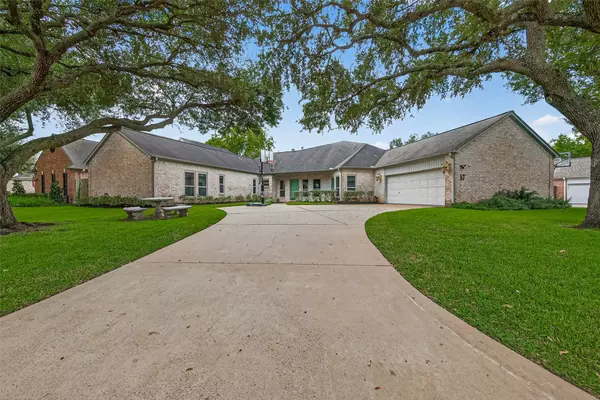 57 Crestwood CIR, Sugar Land, TX 77478