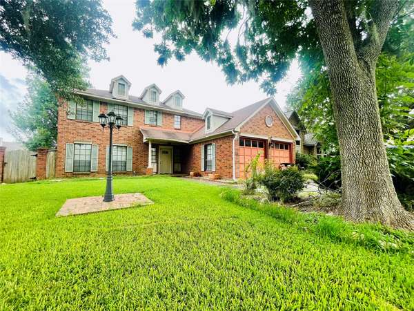 55 Sweetleaf CT, Lake Jackson, TX 77566