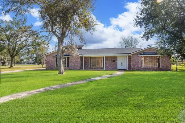 125 Spruce ST,  Lake Jackson,  TX 77566