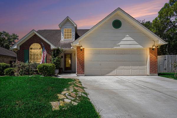 15718 Contender LN, Friendswood, TX 77546