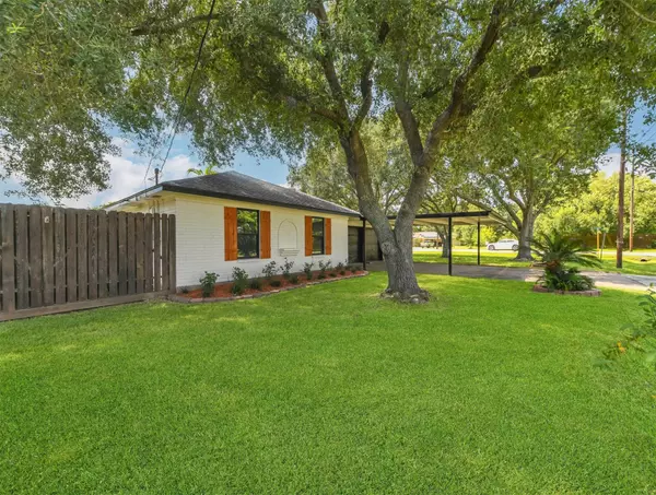 Highlands, TX 77562,3898 Lance ST