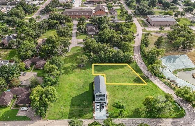 215 E Heritage DR, Friendswood, TX 77546