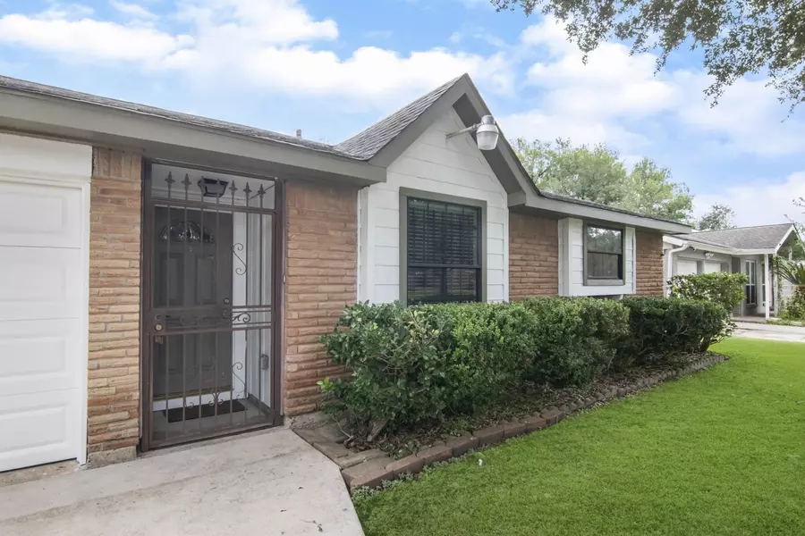 5838 Ludington DR, Houston, TX 77035