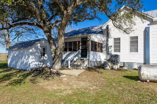 4490 Brueggmann LN, Schulenburg, TX 78956