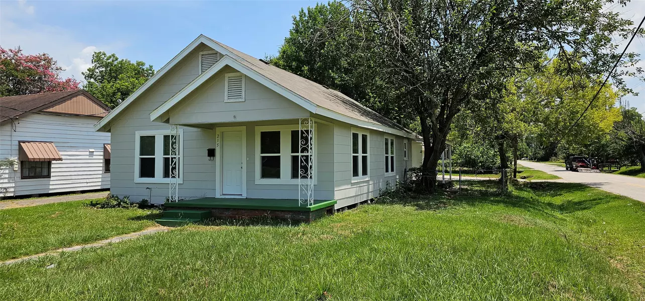 215 San Jacinto ST, Highlands, TX 77562