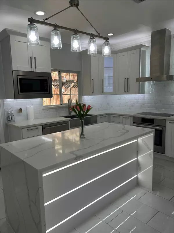 Houston, TX 77079,840 Threadneedle Street #220