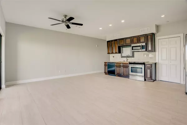 Houston, TX 77058,351 Lakeside LN #102