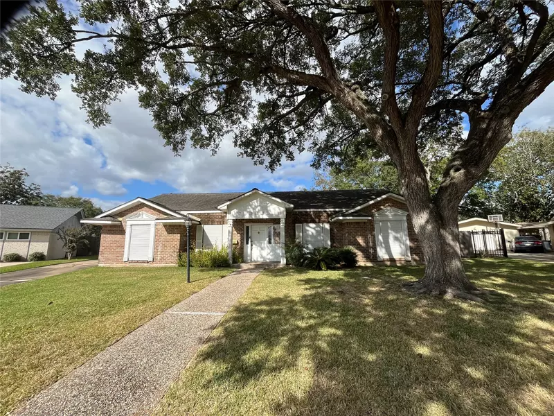 18203 Carriage LN, Nassau Bay, TX 77058