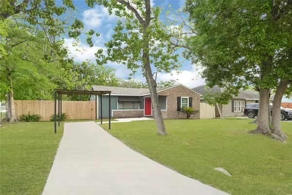 7401 Carrie LN, Deer Park, TX 77536